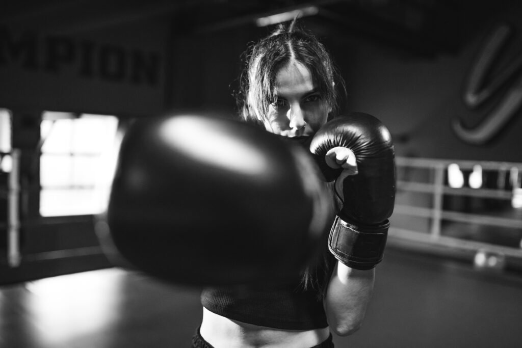 Persona entrenando boxeo en un gimnasio durante una sesión de preparación física