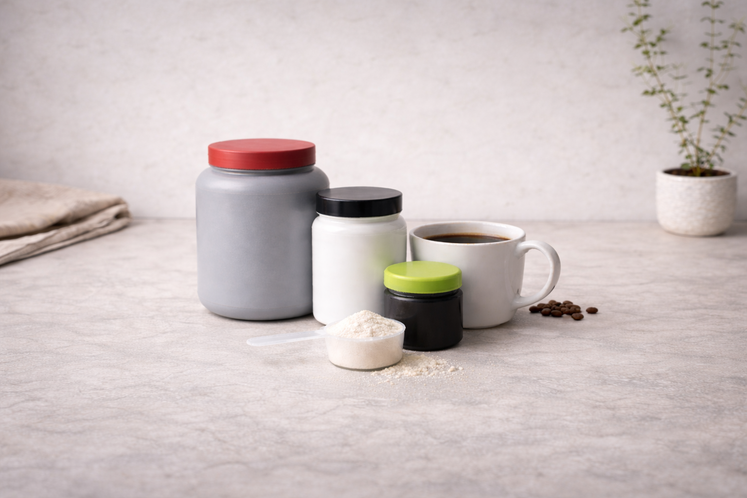 Bodegón de suplementación natural con proteína en polvo, creatina y café como suplementos básicos con evidencia