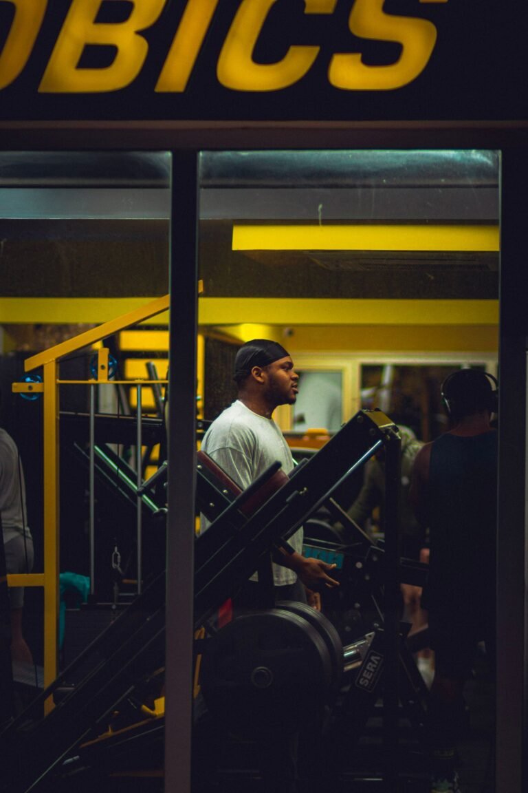 Personas entrenando en un gimnasio por la tarde-noche