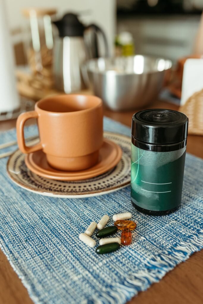 Suplementos y cápsulas junto a una taza