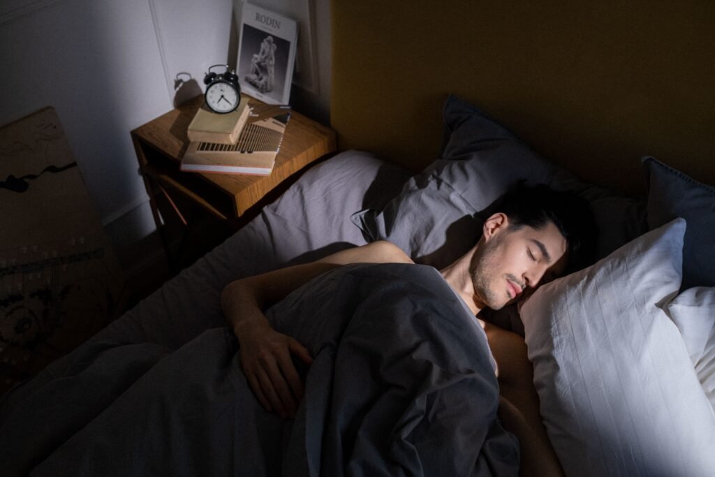 Hombre durmiendo en una habitación con luz natural como parte de la recuperación tras el entrenamiento