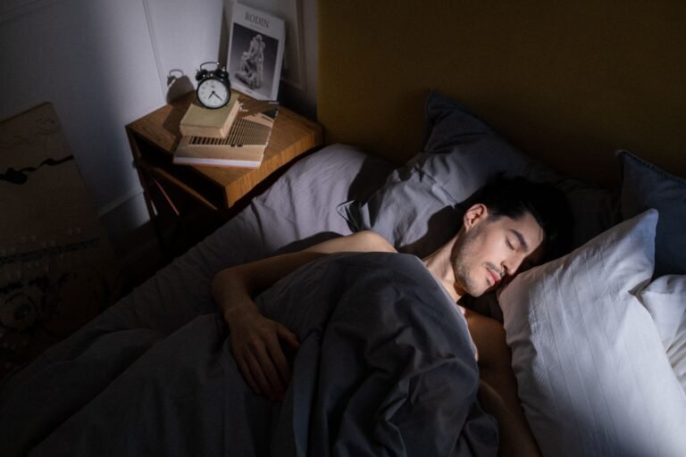 Hombre durmiendo en una habitación con luz natural como parte de la recuperación tras el entrenamiento
